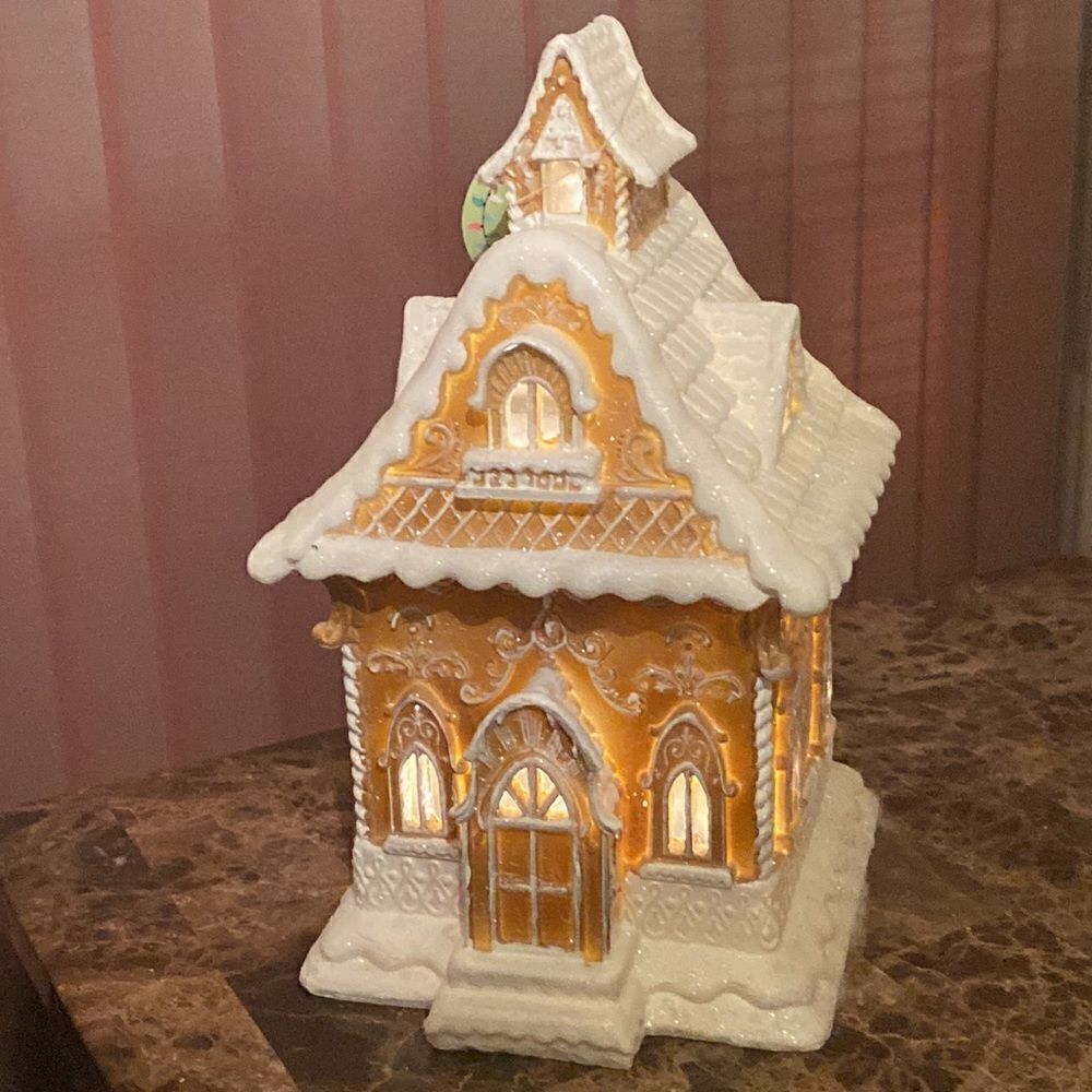 Gingerbread house- lights up! - Picture 16 of 16